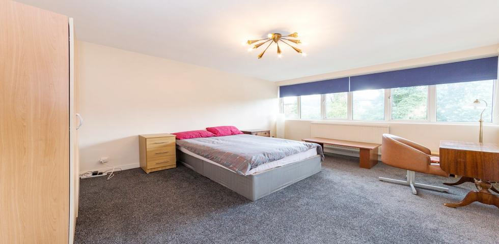 			UNDER OFFER , 3 Bedroom, 1 bath, 1 reception Flat			 Willesden Lane , WILLESDEN GREEN 